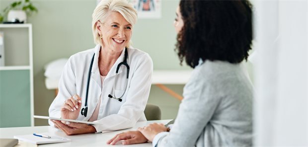 So gelingt eine gute Arzt-Patienten-Beziehung Eine Ärztin im Gespräch mit einer Patientin.