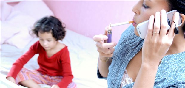 In geschlossenen Räume zu rauchen, wenn Kinder anwesend sind, ist nie eine gute Idee. Welchen Unterschied es macht, ob eine Tabak- oder E-Zigarette geraucht wird, haben britische Forscher nun untersucht.