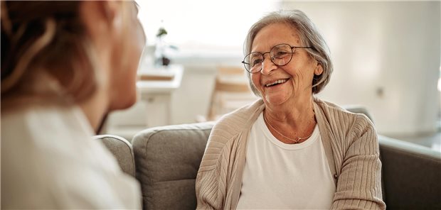 4 Tipps: So können Sie den Placebo-Effekt für die Therapie nutzen Eine Ärztin spricht mit einer älteren Patienten. Die Patientin lächelt.