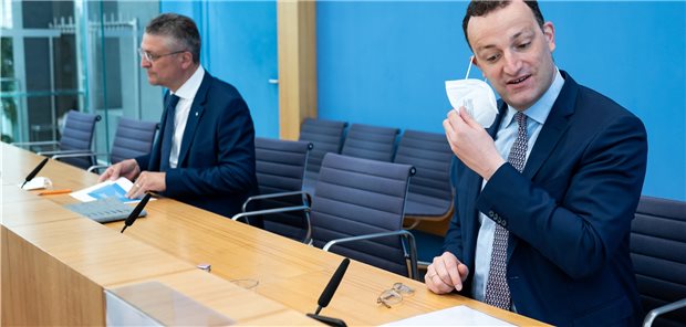 Spahn macht der Jugend ein neues COVID-19-Impfangebot Informierten am Dienstag wieder erneut über die aktuelle Pandemielage: Bundesgesundheitsminister Jens Spahn (r.) und RKI Präsident Professor Lothar H. Wieler.