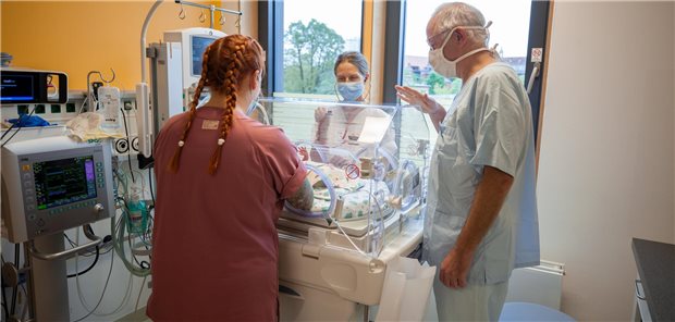 GKV-Spitzenverband: „Kein Verständnis“ für Verfassungsklage gegen Mindestmenge Ein Ärzteteam steht um einen Inkubator