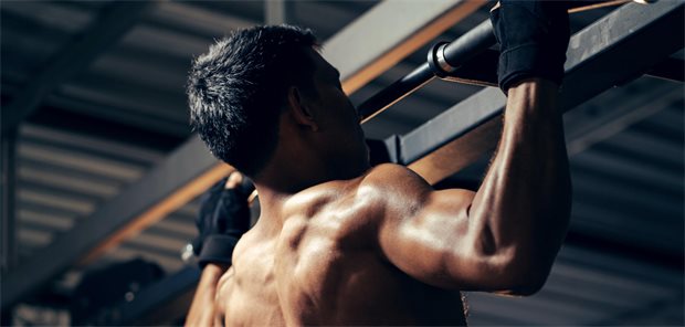 „Adonis-Komplex“: Was Ärzte beim Verdacht auf Muskeldysmorphie tun können Ins Fitnessstudie statt zum Geburtstag der Oma: Wer eine starke Verpflichtung spürt, Sport zu treiben, könnte eine Muskeldysmorphie haben.