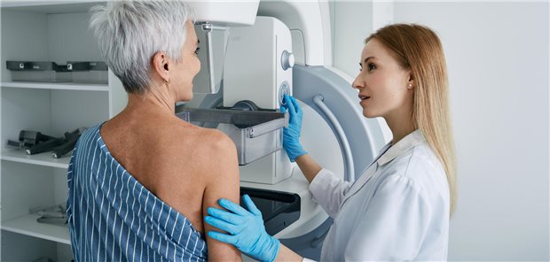 DKFZ-Untersuchung: Wie effektiv ist das Mammografie-Screening in Europa? Eine ältere Frau unterzieht sich im Krankenhaus einer Mammographie in Begleitung einer medizinischen Fachkraft.