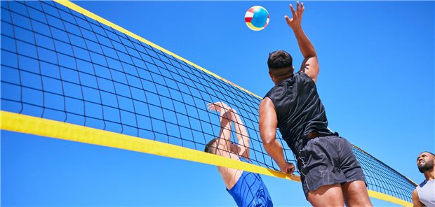 Bewegung bei Nackenschmerzen: Welcher Sport ist der richtige? Männer spielen Beachvolleyball