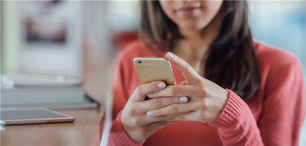 Regressgefahr: Ausschlusskriterien bei DiGA beachten! Ist die verordnete DiGA wirklich für eine Patientin oder einen Patienten geeignet? Darüber entscheidet nicht nur die gestellte Diagnose. (Motiv mit Fotomodell)