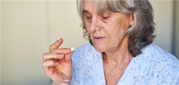 Erster oraler PCSK9-Hemmer Enlicitide senkt LDL-Cholesterin Eine Frau nimmt eine Tablette ein