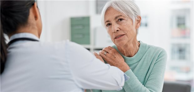 Weniger Kortison in der Rheumatologie ist das Ziel – besonders auch bei Älteren Ältere Patientin in der Arzt-Praxis beschreibt Schmerzen in der Schulter.