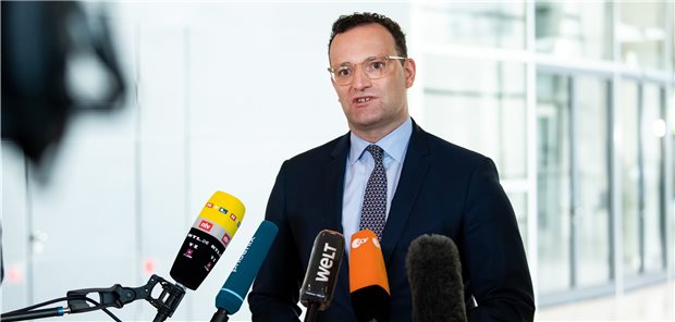Spahn will seinen 40. ein Jahr später feiern Jens Spahn (CDU) steht derzeit regelmäßig im Rampenlicht. Bereits am 16. Mai wurde der Bundesgesundheitsminister 40.