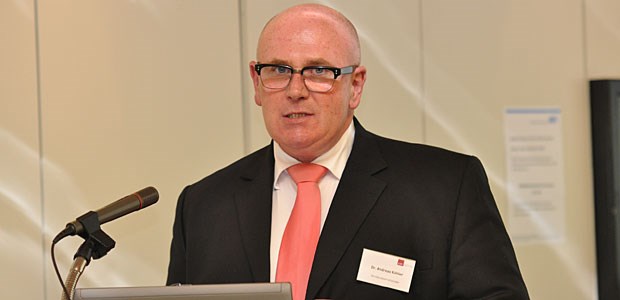 Nord-KVen fordern getrennte Honorarverträge KBV-Chef Dr. Andreas Köhler bei der VV der Nord-KVen. Er erhielt ausdrückliche Rückenstärkung für seine Linie in den Kassenverhandlungen.