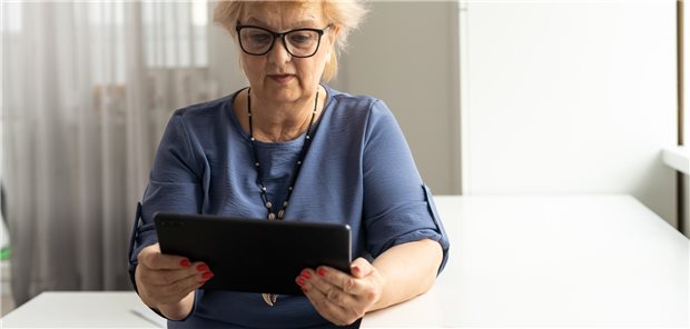 Apotheken in Nordrhein testen Videosprechstunde im ärztlichen Bereitschaftsdienst Frau hält ein iPad in der Hand