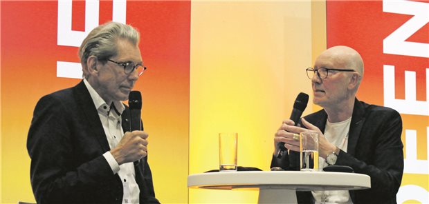 Politik & Debatte Live: „Speed-Datings“ zu Pflegereform und ePA DAK-Chef Andreas Storm (links) und Politik & Debatte-Redakteur Thomas Hommel bei einer Veranstaltung auf dem Hauptstadtkongress in Berlin.
