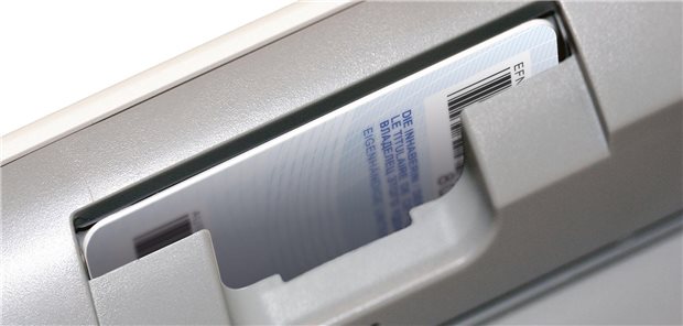 gematik verlängert Frist für Austausch der E-Arztausweise Karteneinschub im Lesegerät für den E-Arztausweis