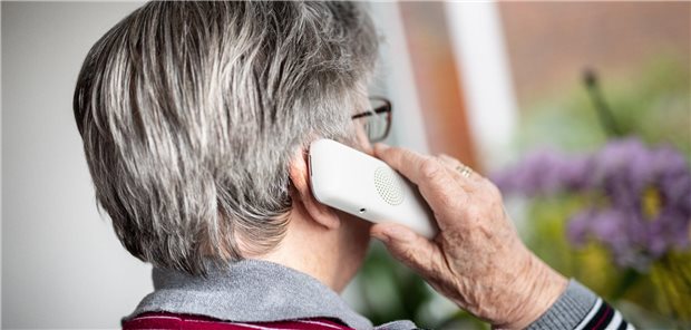 Arztpraxis ohne Telefon: Kann das funktionieren? Frau telefoniert