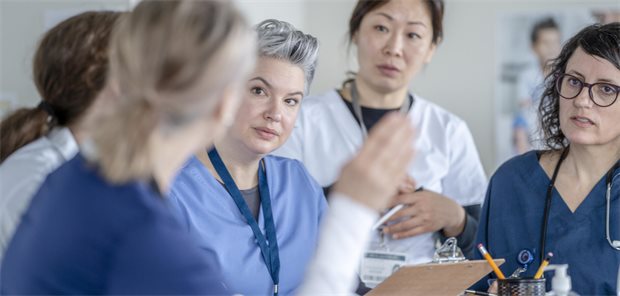 Rassistische Diskriminierung im Praxisteam: So verhält man sich als Ärztin oder Arzt rechtskonform Ärztinnen im Gespräch