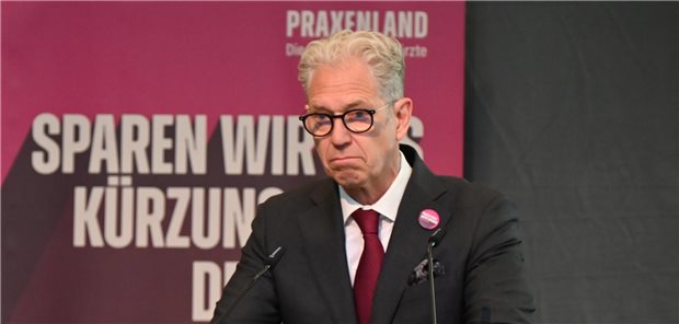 Vertragsärzte lehnen GKV-Sparpaket ab: „Verrat an der ambulanten Versorgung“ Der Chef der Kassenärztlichen Bundesvereinigung Dr. Andreas Gassen steht am Rednerpult und hält eine Rede.