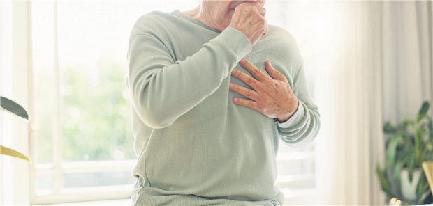 Keuchhusten: Was bei der Behandlung Erwachsener wichtig ist Ein älterer Mann muss stark husten und hält eine Hand auf seine Brust.