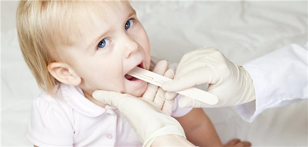 Lange Wartezeiten bei Mandel-OP: HNO-Verband fordert endlich Abrechnung nach Hybrid-DRG Kind mit entzündeter Gaumenmandel wird untersucht