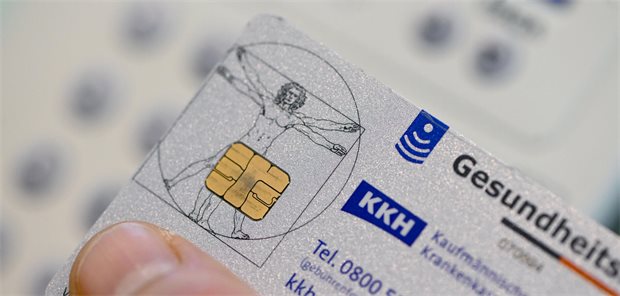 Neue elektronische Gesundheitskarten: Ist Ihre Software auf dem aktuellen Stand? Klappt die Verarbeitung? Eine Gesundheitskarte in der Hand eines Patienten.