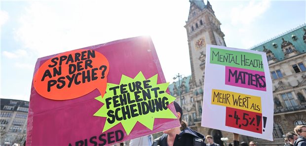 Psychotherapeuten-Protest: „Kürzung hat das Fass zum Überlaufen gebracht“ Teilnehmerinnen und Teilnehmer einer Demonstration für faire Honorare für Psychotherapeuten protestieren auf dem Rathausmarkt.