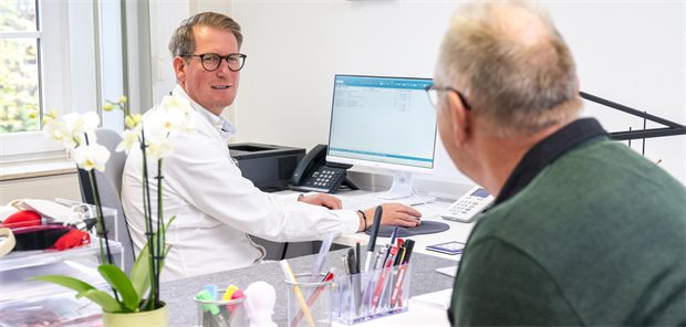 Positionspapier stellt Eckpunkte des Primärversorgungssystems vor Das Bild zeigt eine Gesprächssituation zwischen Hausarzt und Patient in der Praxis.