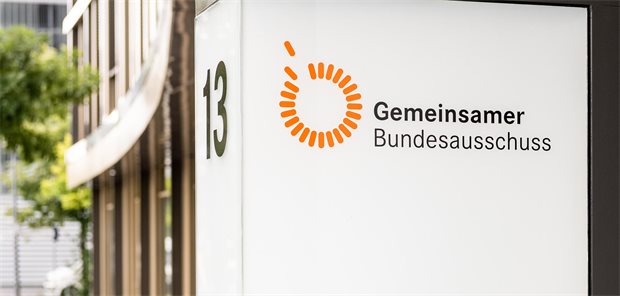 Warum Selbstverwaltung und Politik vor einer Bewährungsprobe stehen Schild vor dem Gebäude des Gemeinsamen Bundesausschusses in Berlin.