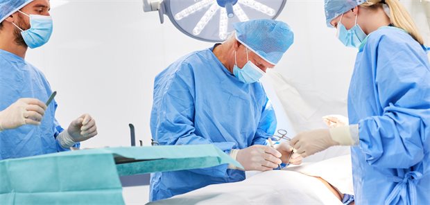 Auch bei vollem Outsourcing an BAG unterliegt Arzt-Arbeit in Klinik der Sozialversicherungspflicht Klinikarbeit ist Teamwork. Deshalb ist es schier unmöglich, von externen Partnern übernommene Leistungsbeiträge als „selbständige Tätigkeit“ zu werten.