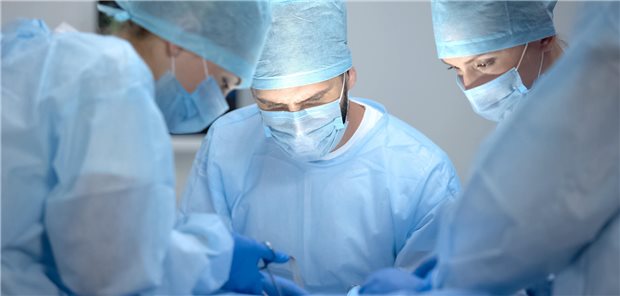 Wie wird die chirurgische Expertise bei kolorektalen Karzinomen besser? Mehrere Ärzte bei einer Operation.