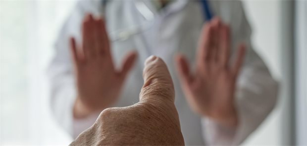 Aufgebrachte Patienten? Wie Praxisteams sicher deeskalieren Körpersprache ist stärker als das gesprochene Wort. Man kann aufgebrachten Patienten daher durchaus auch die Handfläche zeigen, also leicht ausgestreckter Arm, man zeigt die Handfläche und signalisiert dem Patienten „Stopp“, so Praxisberaterin Christiane Fleißner-Mielke.