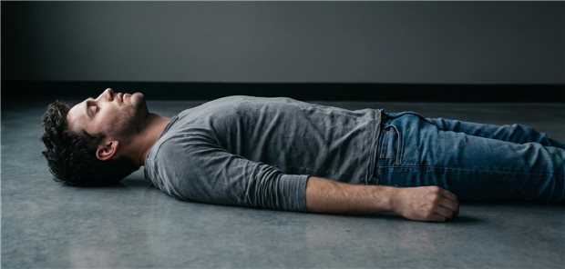 Bewusstseinsstörungen: Der internistische Blick Ein Mann liegt regungslos auf dem Boden.