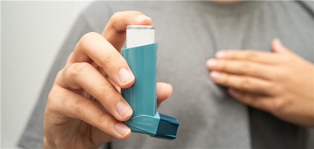 Kortikosteroide bei COPD: Was spricht dafür – und was dagegen? Ein Mensch hält einen Inhalator in dr Hand.