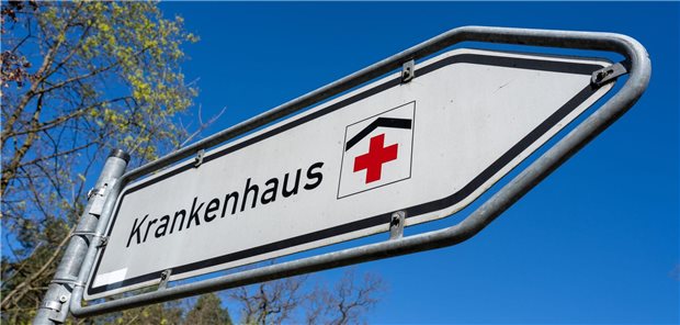 „Die unerbittliche Realität endlicher Ressourcen“: Ökonomen werben für Bürokratieabbau im Krankenhau Schild mit der Aufschrift "Krankenhaus".