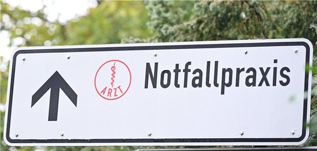 Schild zur Notfallpraxis