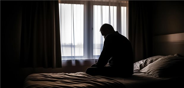 Long-COVID: Im genehmigten Off-Label-Use muss Aut-idem untersagt werden Schattenriss eines Mannes, der mit gebeugtem Kopf auf der Bettkante sitzt