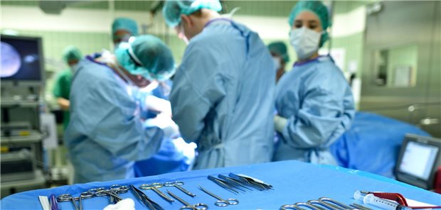 Uneinigkeit vor Reformen? „Lasst uns gemeinsam für unsere Patienten kämpfen!“ Szene aus einem OP-Saal