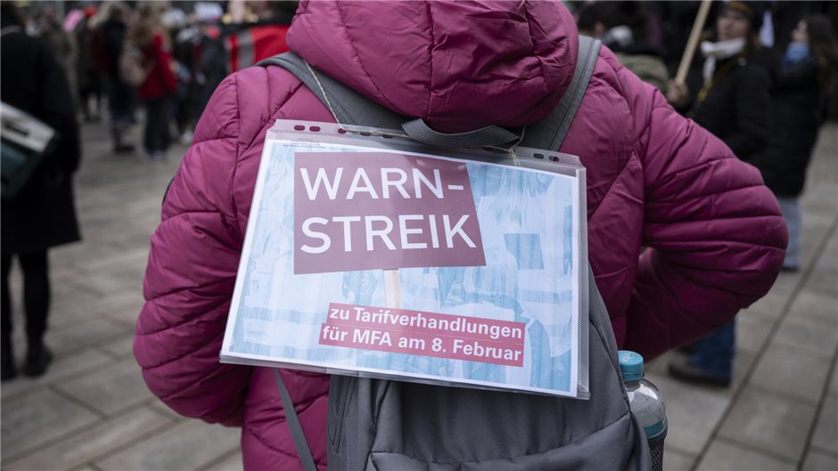 Laminierter Ausstandshinweis: Ordnung musste auch beim Warnstreik des Verbandes medizinischer Fachberufe (vmf) am Donnerstag vor den Toren der Bundesärztekammer herrschen. 