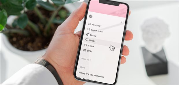KI-Chatbots bieten 24/7-Sprechstunde für Patienten Nahaufnahme eines Patient, der den Gesundheitsbereich der ChatGPT-App verwendet.