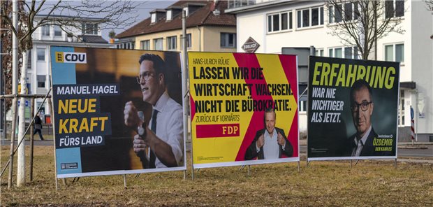 Beim Thema Gesundheit reagieren die Wähler in Baden-Württemberg sensibel Das Foto zeigt drei Plakate zur Landtagswahl in Baden-Württemberg am 8. März 2026.