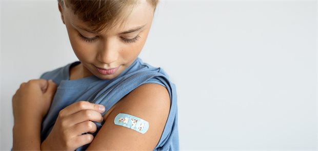STIKO: Kinder mit Grunderkrankungen unzureichend gegen Grippe geimpft Kind nach einer Impfung, mit einem Pflaster auf dem Oberarm.