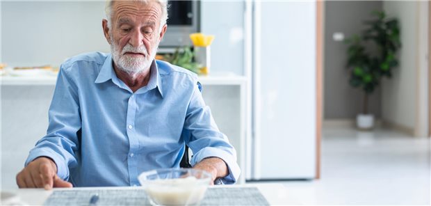 Mangelernährung bei Krebs: Neue Empfehlungen der „Klug entscheiden“-Initiative Ein dünner Mann vor einer Schüssel mit Essen.