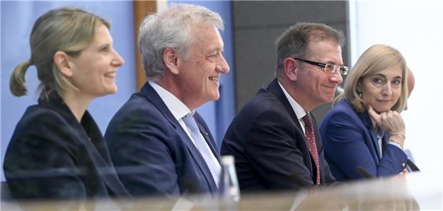 Endlich ein Ausweg aus dem Reformstau? Leonie Sundmacher, Ferdinand M. Gerlach, Wolfgang Greiner von der Finanzkommission Gesundheit zusammen mit Bundesgesundheitsministerin Nina Warken (v.l.) bei der Übergabe der Empfehlungen des Gremiums in Berlin.
