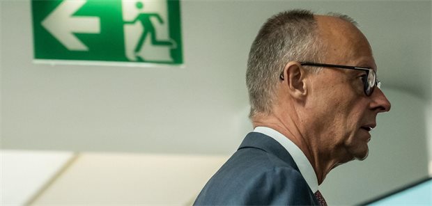 Ärzte kritisieren Äußerung von Kanzler Merz zum dualen Krankenversicherungssystem scharf Bundeskanzler Friedrich Merz (CDU) geht nach den Landtagswahlen in Berlin und Mecklenburg-Vorpommern zur Sitzung des Bundesvorstands im Konrad-Adenauer-Haus, der Bundeszentrale der CDU.
