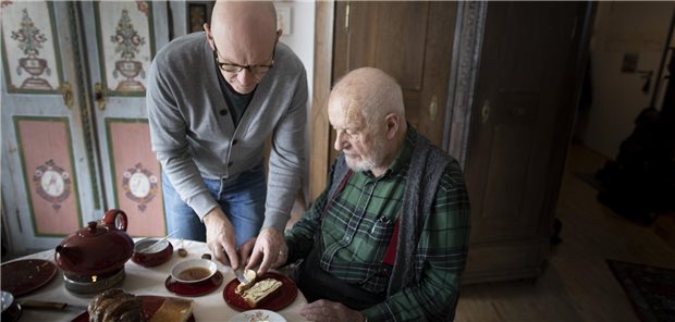 Männer, die Angehörige pflegen, gibt es in Deutschland immer noch viel zu selten.