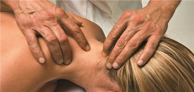 Dystonien: Welche alternativen Therapieansätze gibt es? Ältere Frau bei einer Psychiotherapie