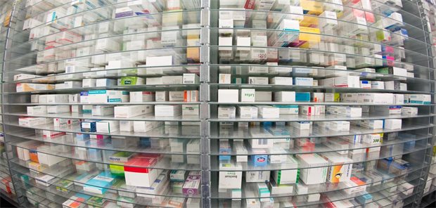SPD sieht sichere Arzneiversorgung als Daseinsvorsorge und Landesverteidigung Medikamente liegen in den Regalen eines Kommissionierautomaten einer Apotheke