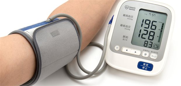Studie bestätigt: Lieber wird Tablette eingenommen als der Lebensstil geändert Nahaufnahme eines Blutdruckmessgerätes eines Patienten mit Bluthochdruckes.