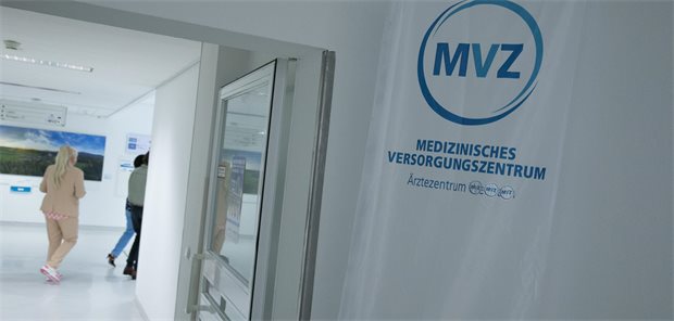 Regulierung von Investoren-MVZ: Tut sich da noch etwas? Das Foto zeigt einen Klinikflur. Ein Banner weist auf ein Medizinisches Versorgungszentrum in dem Gebäude hin.