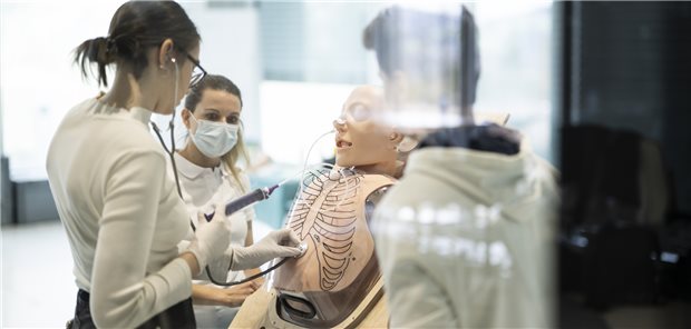 Approbationsordnung: Jetzt sollen die Regierungschefs ran Medizinstudenten der Universität St. Gallen legen einem menschlichen Phantom eine Magensonde. Die Mehrkosten der künftig veränderten Struktur des Medizinstudiums sind umstritten.