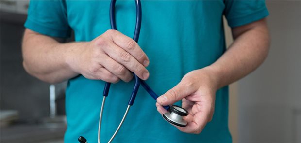 Arztzahlstatistik 2025: Psychotherapie wächst deutlich stärker als ärztliche Versorgung Ein Hausarzt steht in seiner Hausarztpraxis und hält ein Stethoskop.