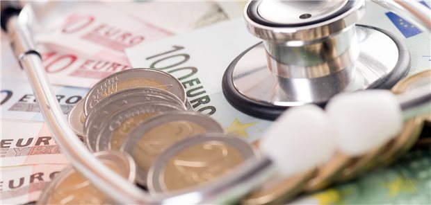 Ärzte und Krankenkassen einigen sich auf das Honorar 2027 Euro Geldscheine mit Münzen und Stethosko