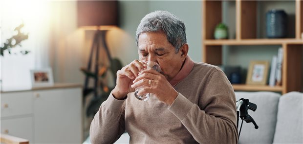 Dysphagie bei COPD? Frühzeitig an eine apparative Diagnostik denken Menschen mit COPD schlucken oft während der Einatmung – ein schlechtes Timing. Weil die Einatmung auf das Schlucken folgt, steigt die Aspirationsgefahr. (Symbolbild mit Fotomodell)